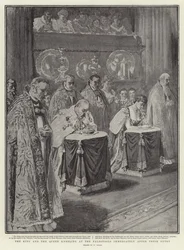 El rey y la reina arrodillados en los faldistorios inmediatamente después de su entrada